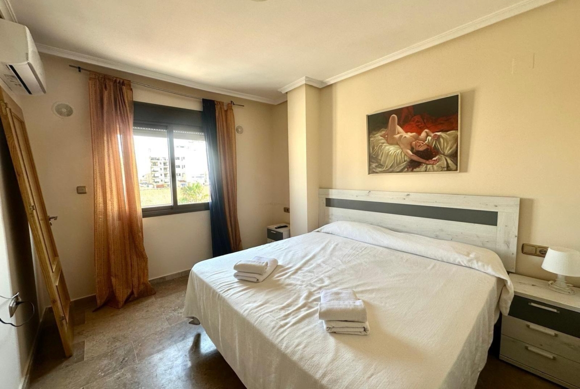 GRANDE APARTAMENTO DE 4 DORM. 2 BAÑOS. A 400 METROS DEL PUERT0 DE TORREVIEJA CON 130 M2. Y GRAN TERRAZA.