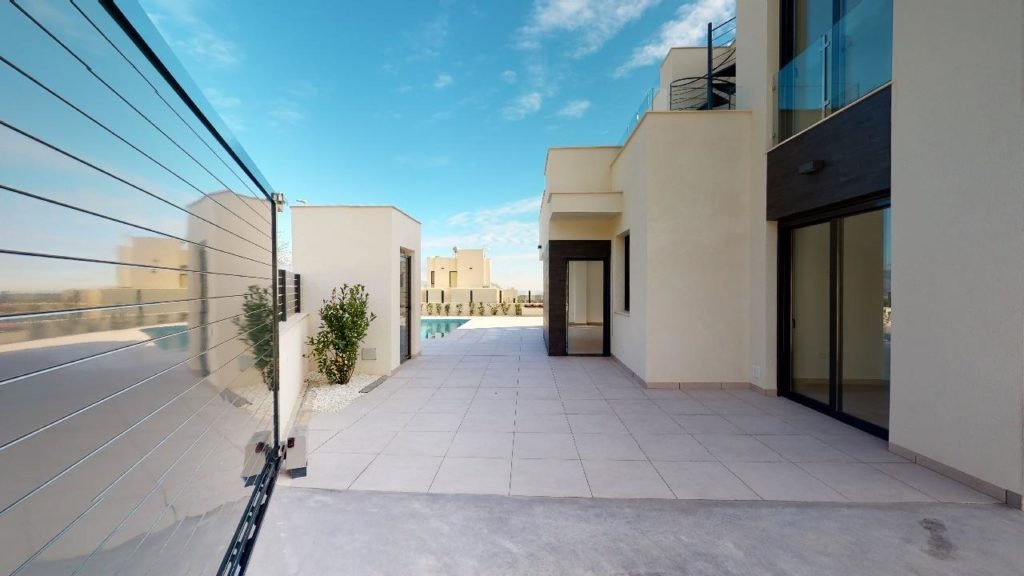 Villas de nueva construcción con vistas al mar y montaña