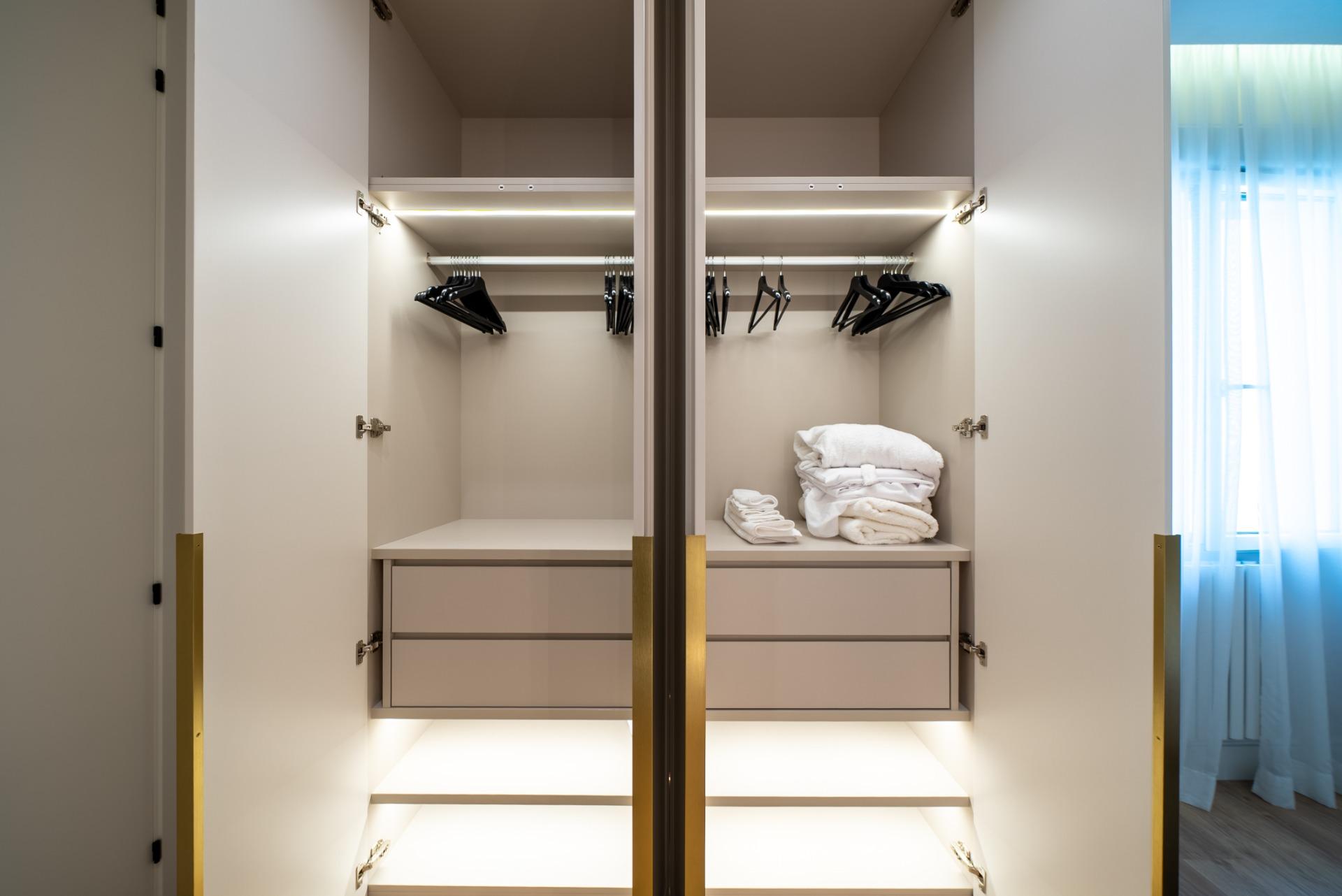 ELEGANT REFURBISHED APARTMENT IN RECOLETOS NEIGHBORHOOD, MADRID
