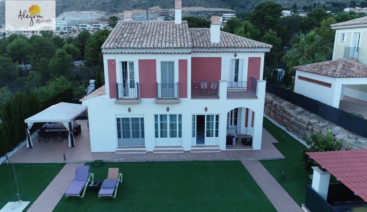 EXCELLENT VILLA IN SIERRA CORTINA FOR SALE