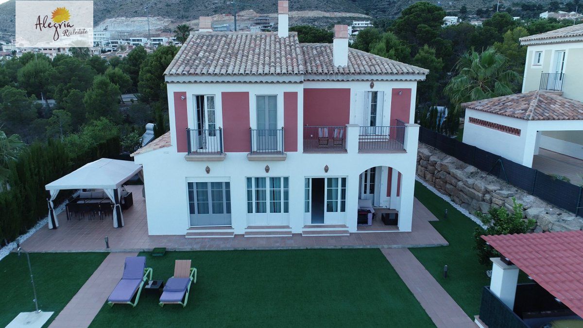 EXCELLENT VILLA IN SIERRA CORTINA FOR SALE