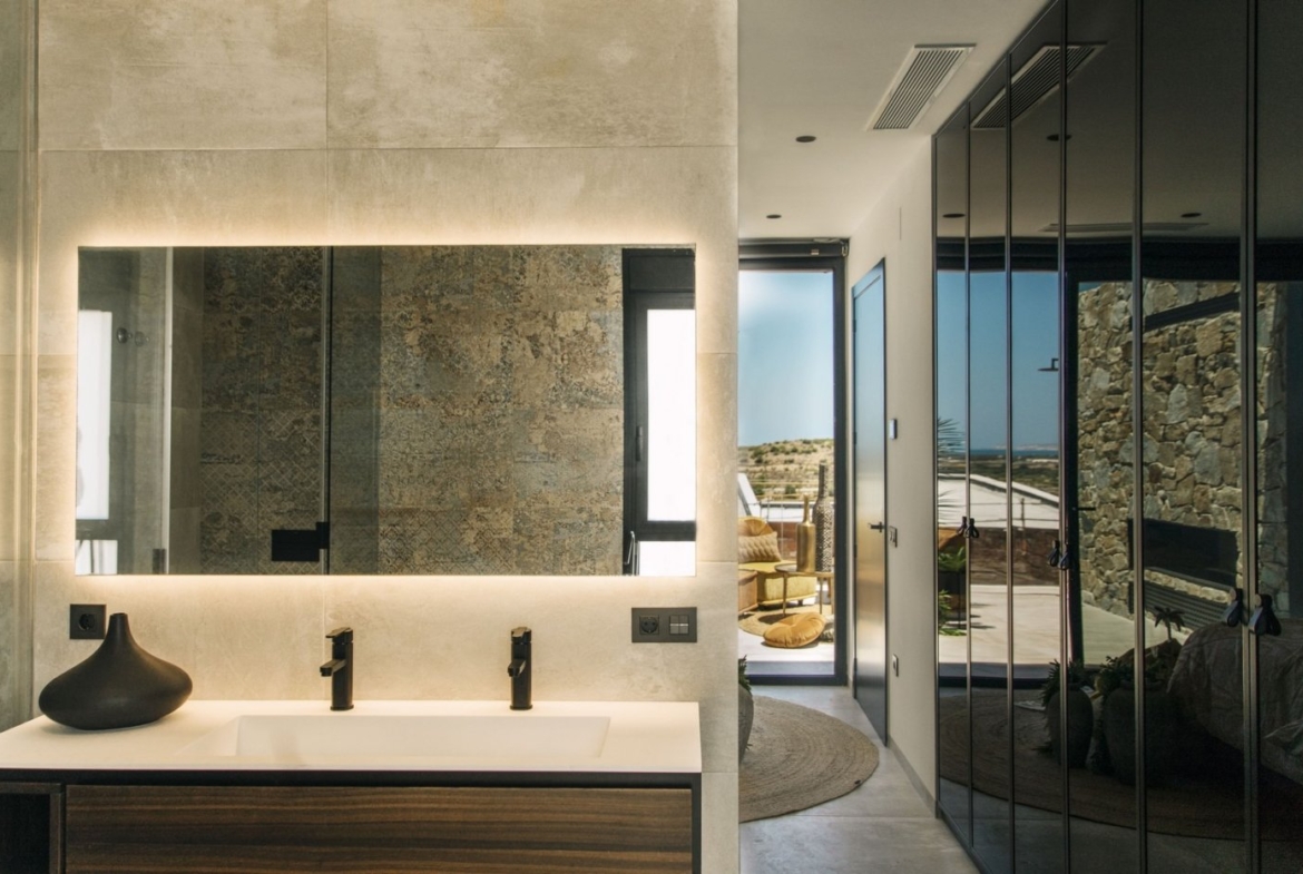 Design villa met een totale oppervlakte van 250 vierkante meter met uitzicht op Guardamar en de zee.