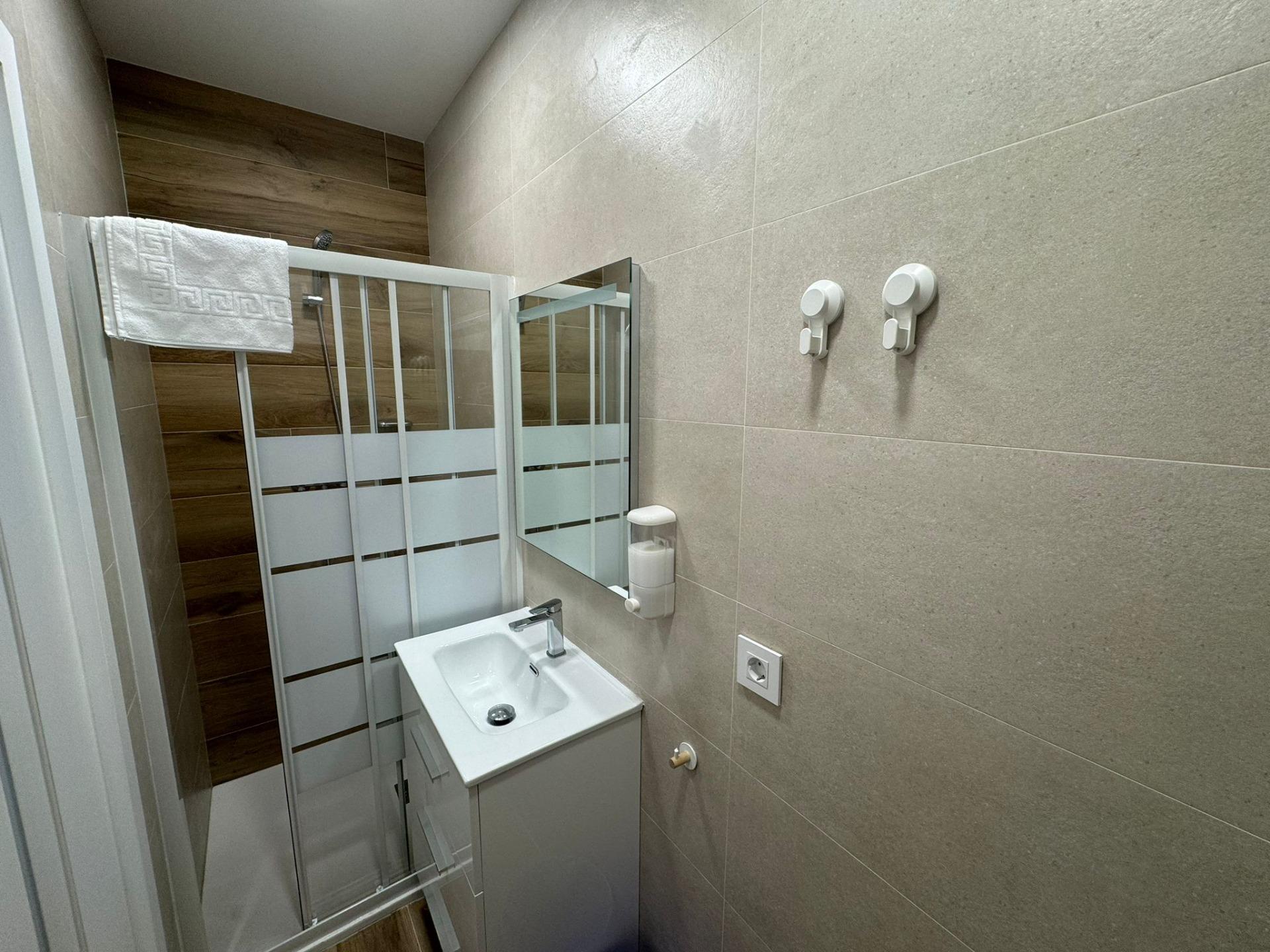2-25-45 EDIFICIO EN VENTA EN ALICANTE CON LICENCIA TURISTICA – CAROLINAS BAJAS