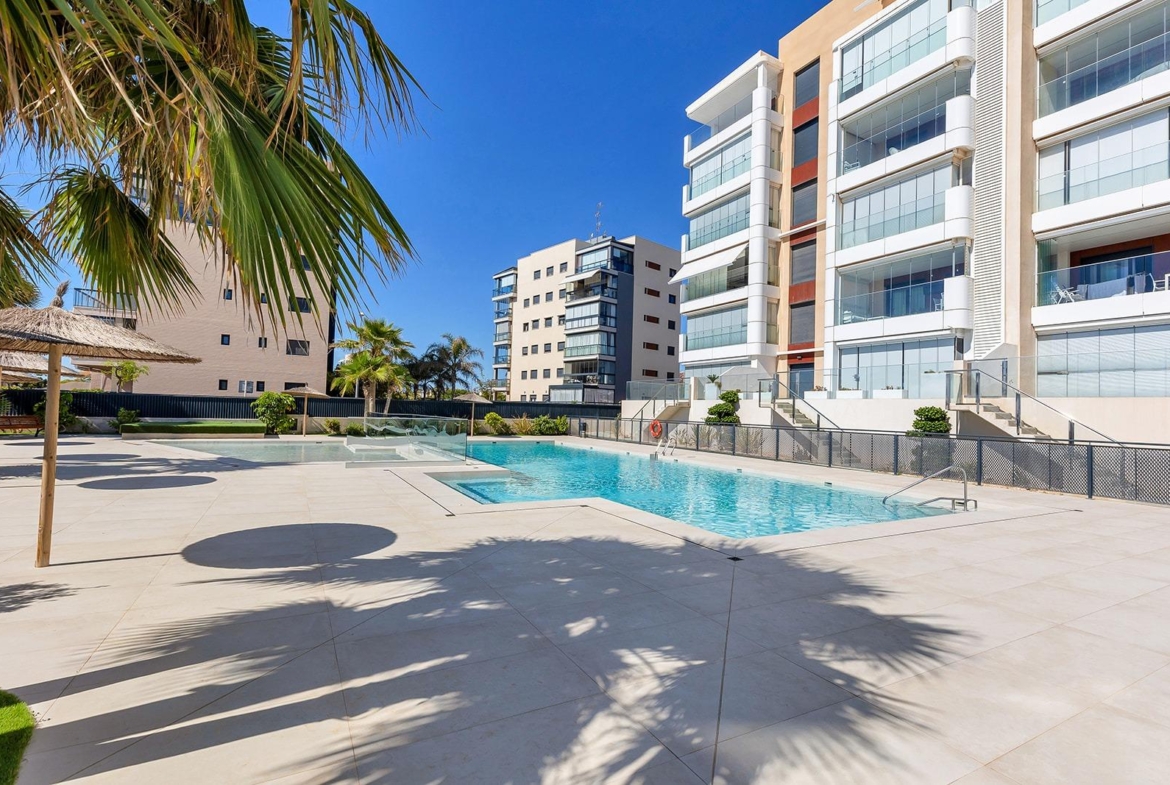 APARTAMENTO CON VISTAS AL MAR EN MIL PALMERAS. 2 DORM. 2 BAÑOS. GARAJE+TRASTERO. TERRAZA 20 M2.