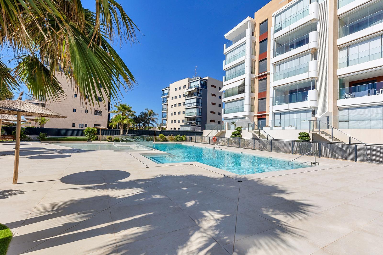 2-25-50 APARTAMENTO CON VISTAS AL MAR EN MIL PALMERAS. 2 DORM. 2 BAÑOS. GARAJE+TRASTERO. TERRAZA 20 M2.