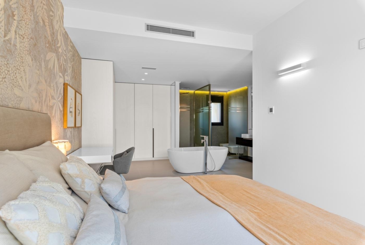 Lujosa villa de obra nueva a un paso de la playa de Campoamor !