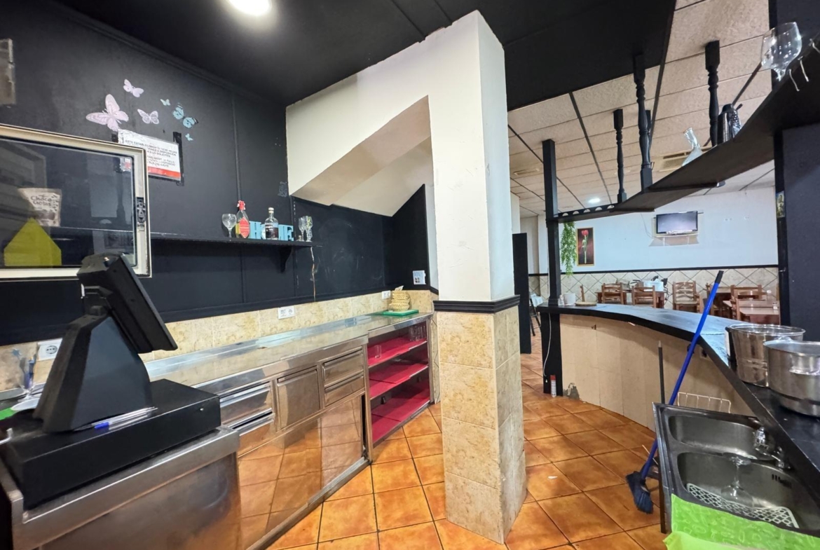 BAR EN VENTA. SE VENDE UN BAR A 500 METROS DE PLAYA DEL CURA CON 2 BAÑOS Y 150 M2 SUPERFICIE.