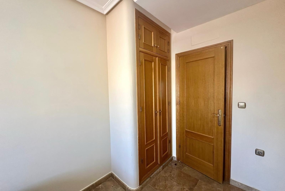 GRANDE APARTAMENTO DE 4 DORM. 2 BAÑOS. A 400 METROS DEL PUERT0 DE TORREVIEJA CON 130 M2. Y GRAN TERRAZA.
