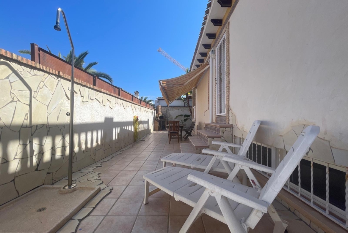 VILLA PARADA CON VISTAS AL MAR Y A 200 METROS DE PLAYA! ZONA TORRE LA MATA. 5 DRM. 3 BAÑOS. PISCINA PRIVADA.