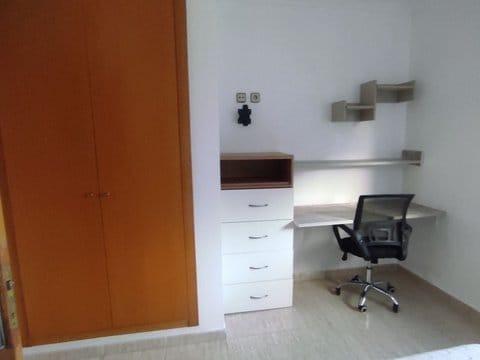 Bonito apartamento con vistas al mar y a la montaña, amueblado y equipado.