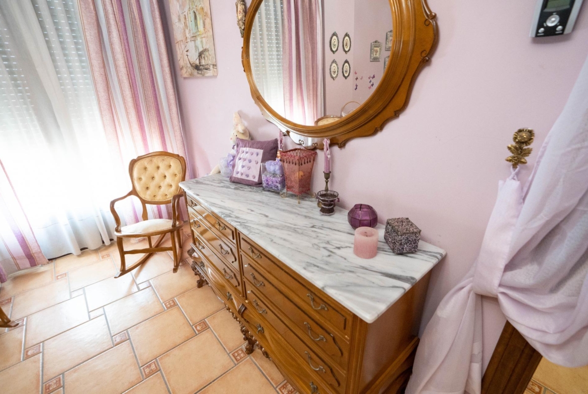 LARGE HOUSE WITH COMMERCIAL PREMISES IN SAN MIGUEL DE SALINAS