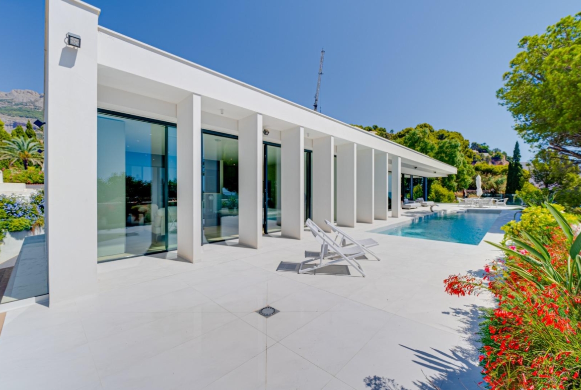Indrukwekkende luxe villa aan zee