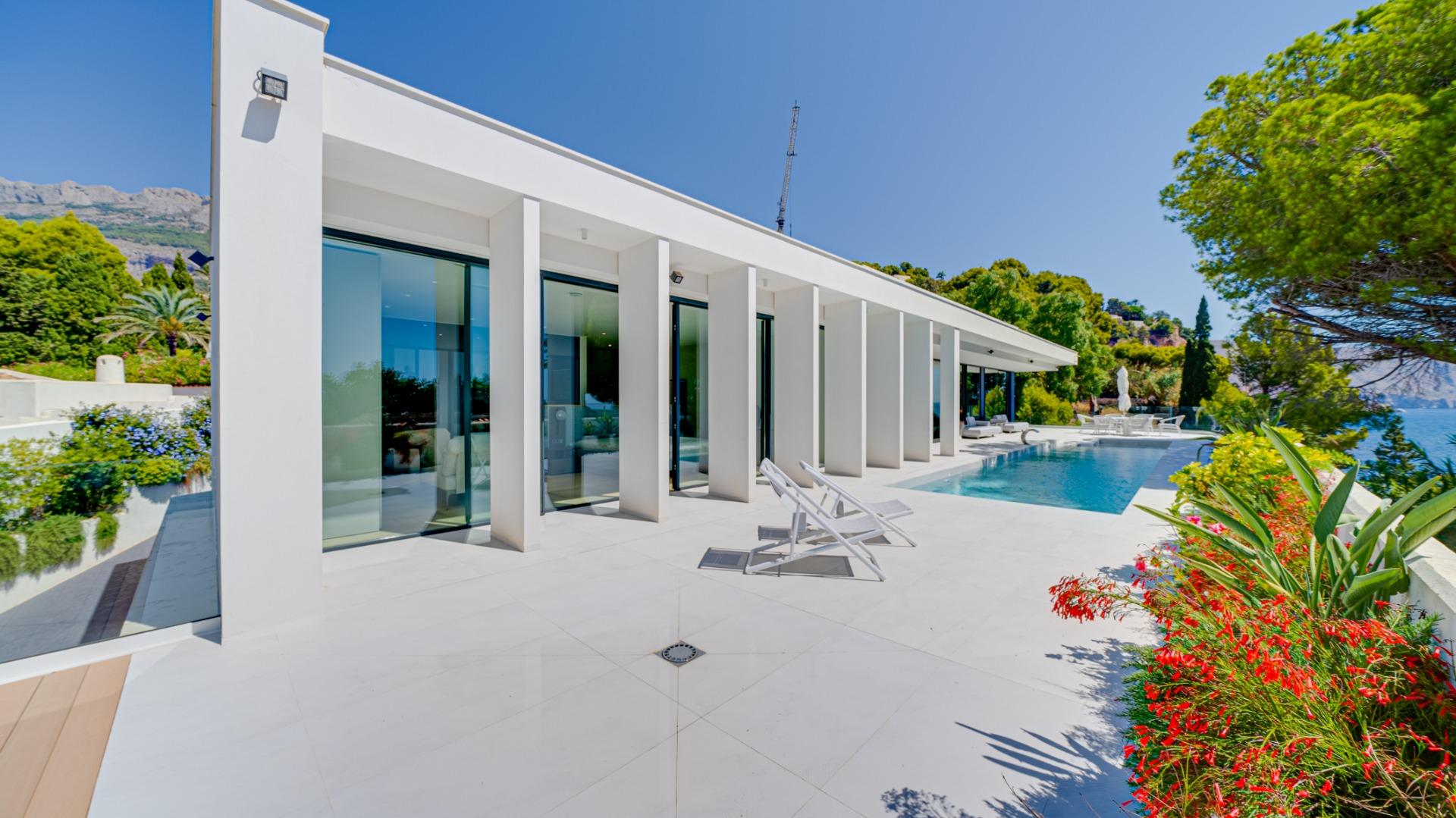 Indrukwekkende luxe villa aan zee