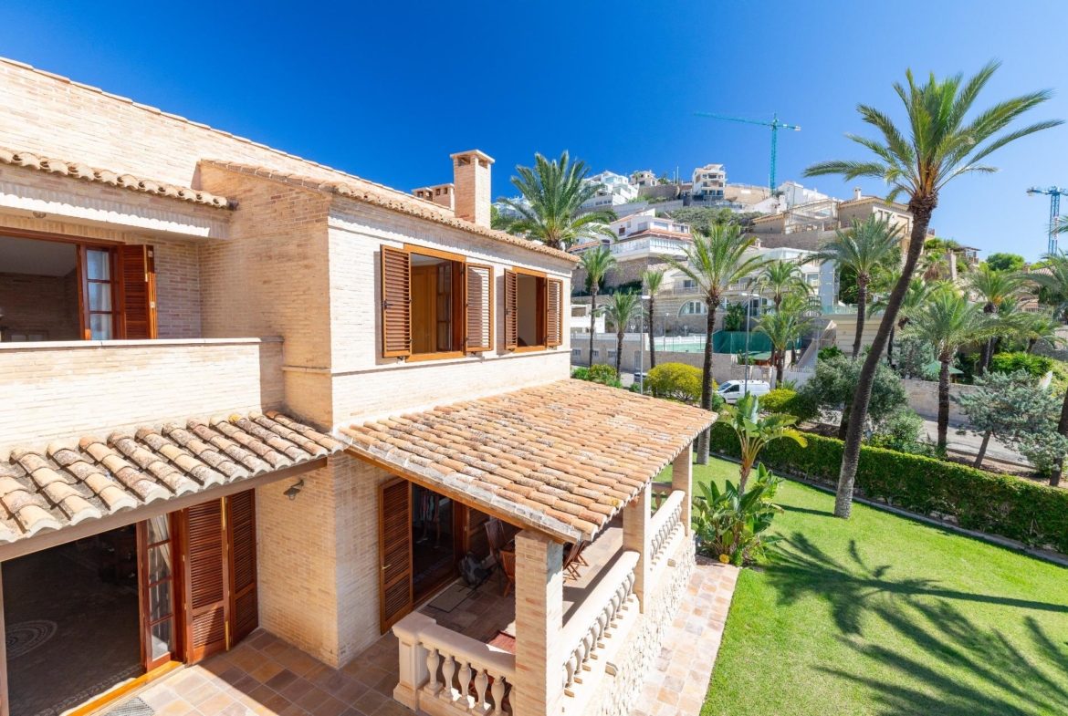 Exceptional Beachfront Villa: Luxury Steps Away from the Beach