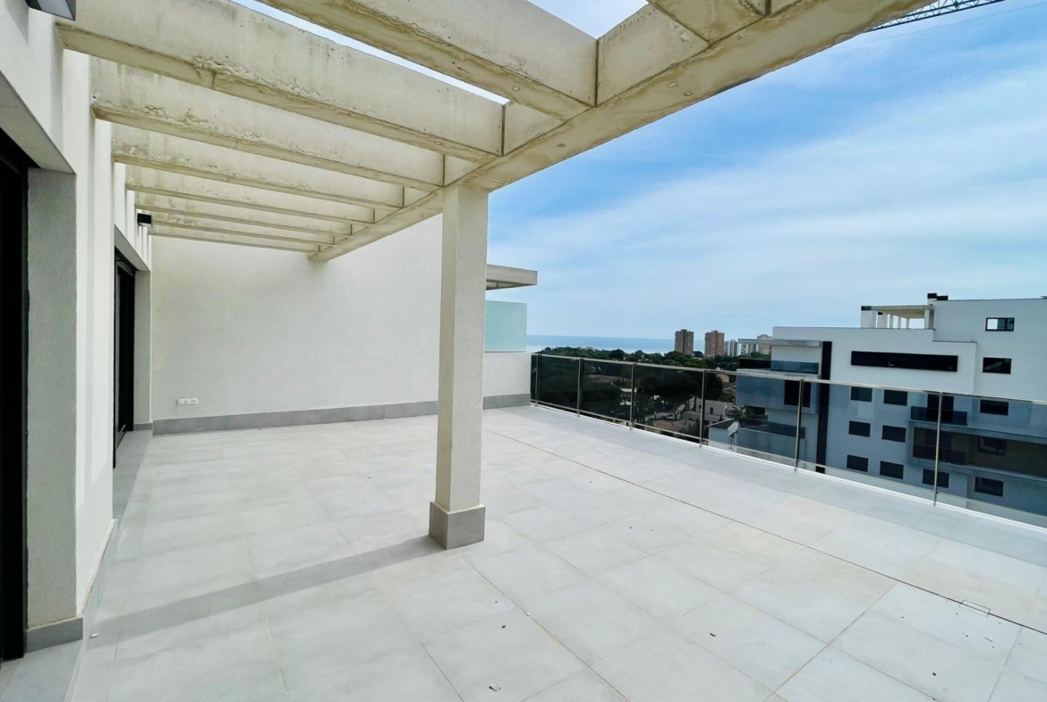 Klaar! Esplendido ático a estrenar en Sea Gardens con panorámica vista al mar !