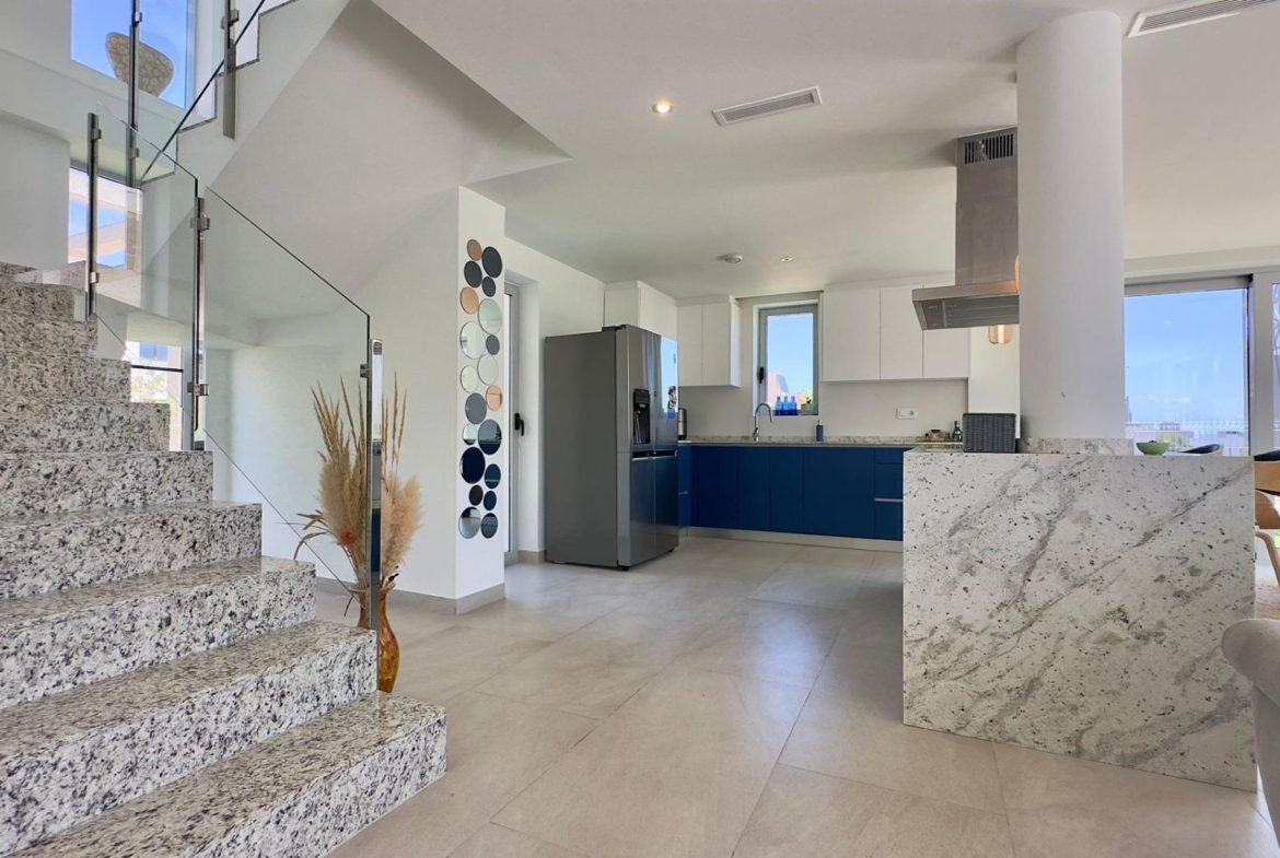 Grote villa op het balkon van Finestrat met uitzicht op de zee