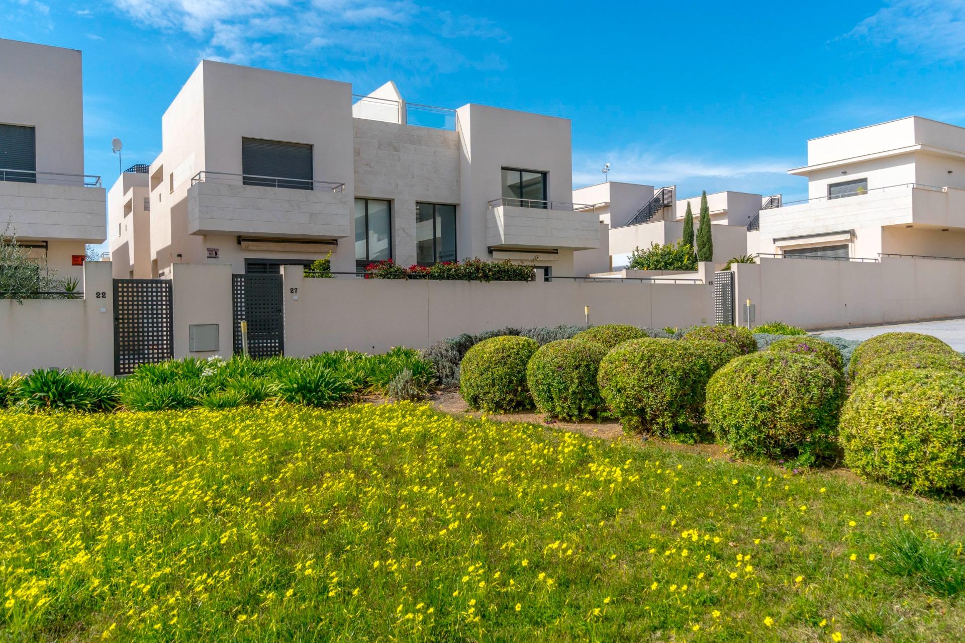 ESPECTACULAIR APPARTAMENTO CON LICENCIA TURISTICA. 2 DORM. 2 BAÑOS. GARAJE+TRASTERO. PISCINA.