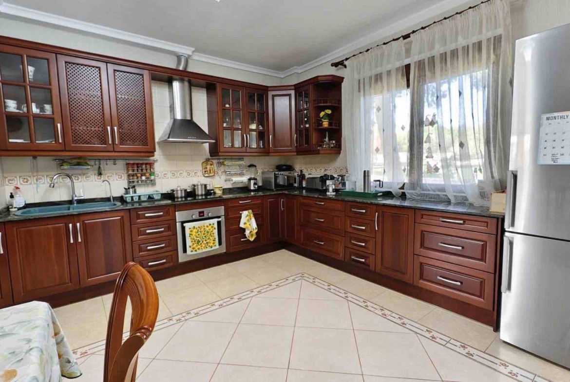 VILLA EN CIUDQUESADA. CON PISCINA PRIVADA. PARCELA 850M2. CASA 364 M2.