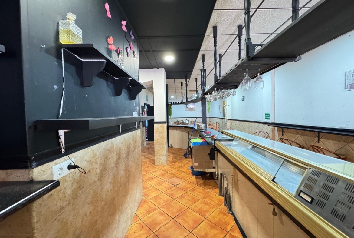 BAR EN VENTA. SE VENDE UN BAR A 500 METROS DE PLAYA DEL CURA CON 2 BAÑOS Y 150 M2 SUPERFICIE.