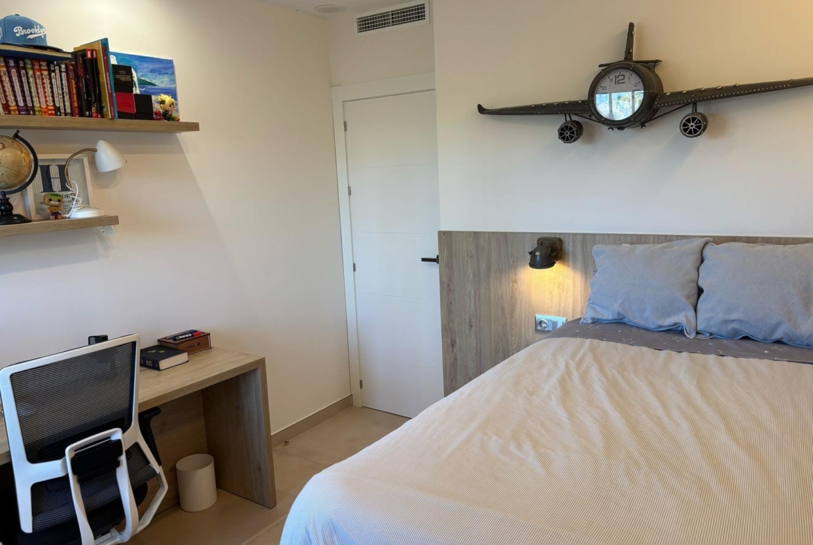 Exclusivo Chalet Pareado en Los Cisnes, Alicante: Confort y Modernidad