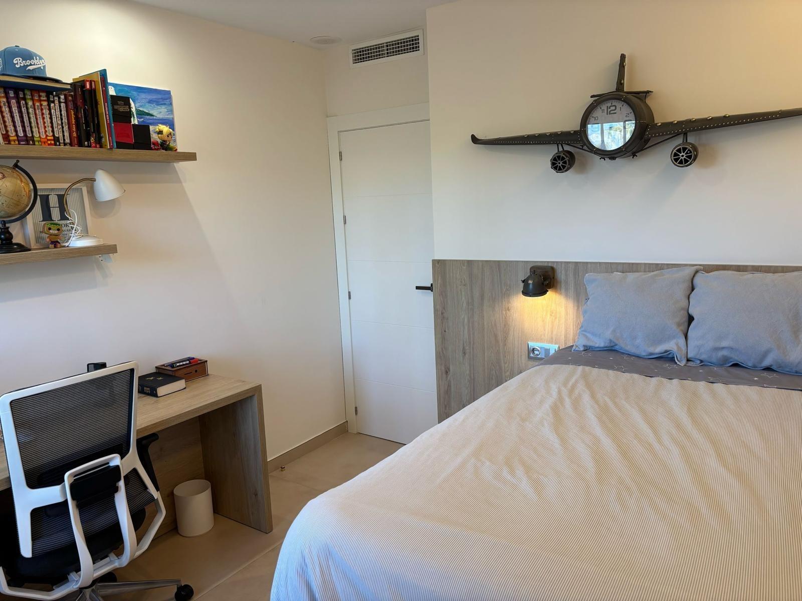 Exclusivo Chalet Pareado en Los Cisnes, Alicante: Confort y Modernidad