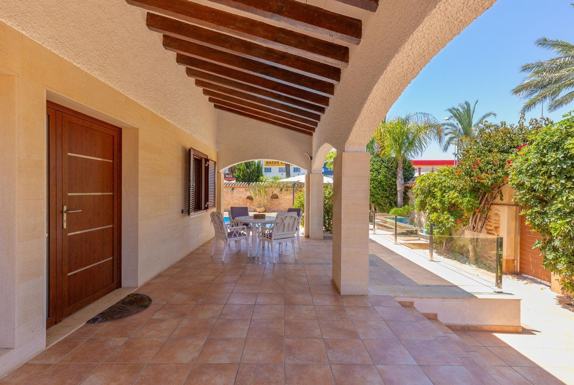VILLA CON PISCINA PRIVADA EN PUNTA PRIMA CON PARCELA 540 M2. 4 DORM. 2 BAÑOS. 168 M2 DE CASA.