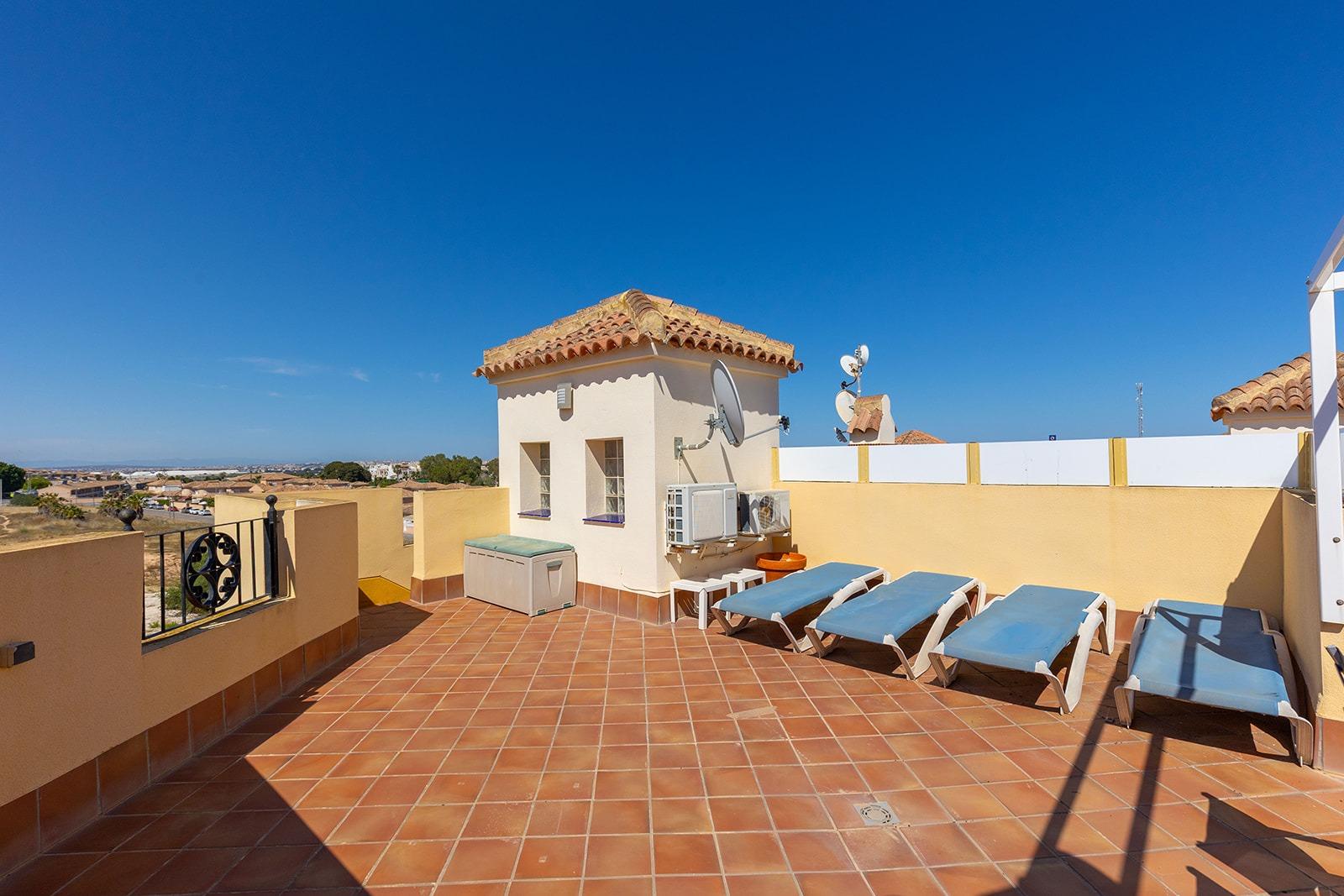 2-26-99 ATÍCO EN PUNTA PRIMA CON SOLARIUM PRIVADO DE 40 M2. 2 DORM. 2 BAÑOS. PISCINA COMUNITARIA.