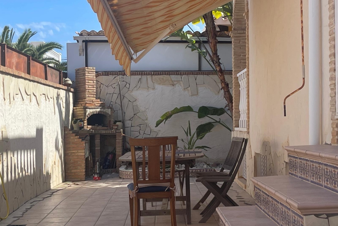 VILLA PARADA CON VISTAS AL MAR Y A 200 METROS DE PLAYA! ZONA TORRE LA MATA. 5 DRM. 3 BAÑOS. PISCINA PRIVADA.