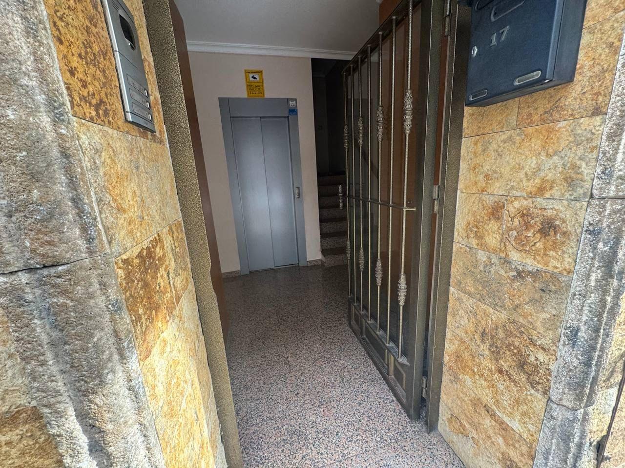 2-27-117 Spacious Semi-New Apartment in Torrevieja, Ideal for Living