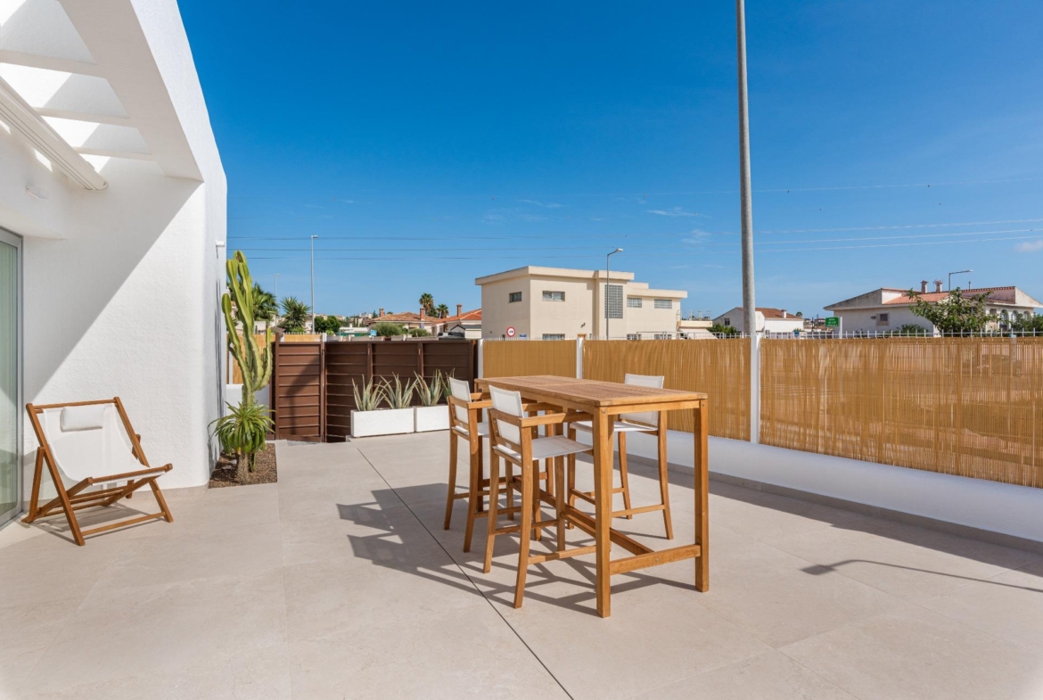 VILLA DE OBRA NUEVA EN LOS ALCÁZARES CON VISTAS AL MAR MENOR. CON PISCINA PRIVADA. 3 DORM. 2 BAÑOS. PARCELA 217 M2.