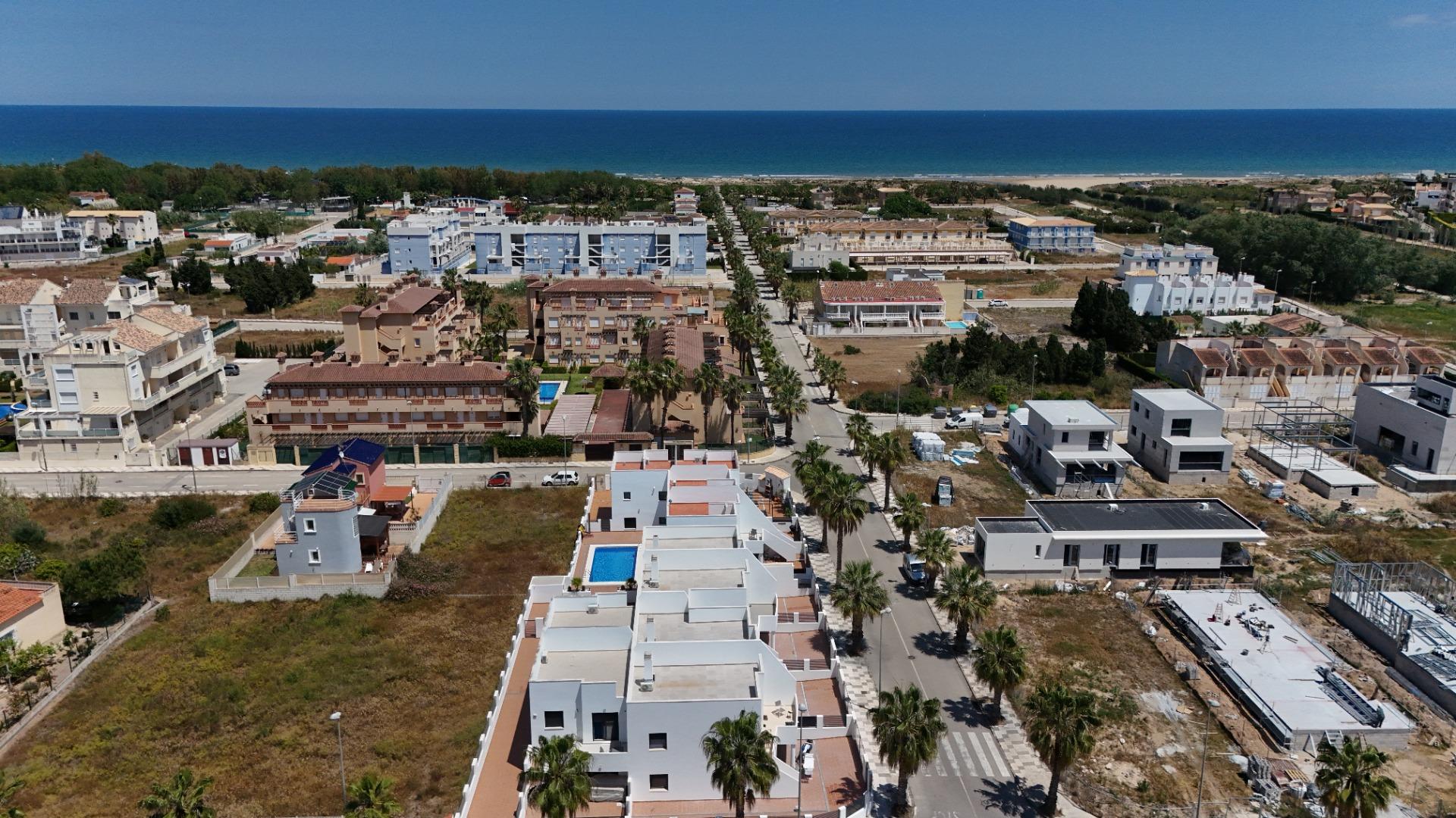 2-27-140 Exclusive townhouses in Oliva Nova: style, comfort, and sea just 500 m away