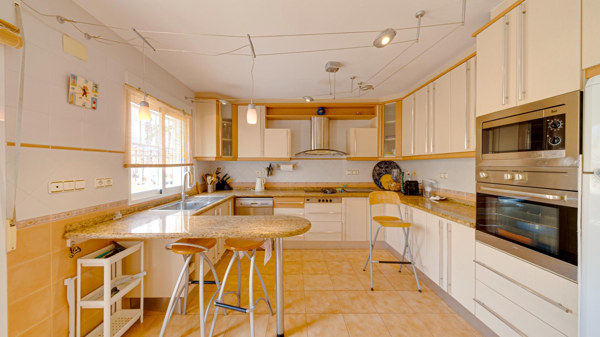 2-27-35 Large corner semi-detached house with sea views,