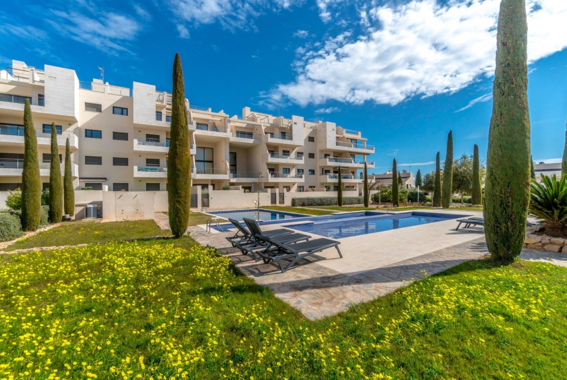 ESPECTACULAIR APPARTAMENTO CON LICENCIA TURISTICA. 2 DORM. 2 BAÑOS. GARAJE+TRASTERO. PISCINA.