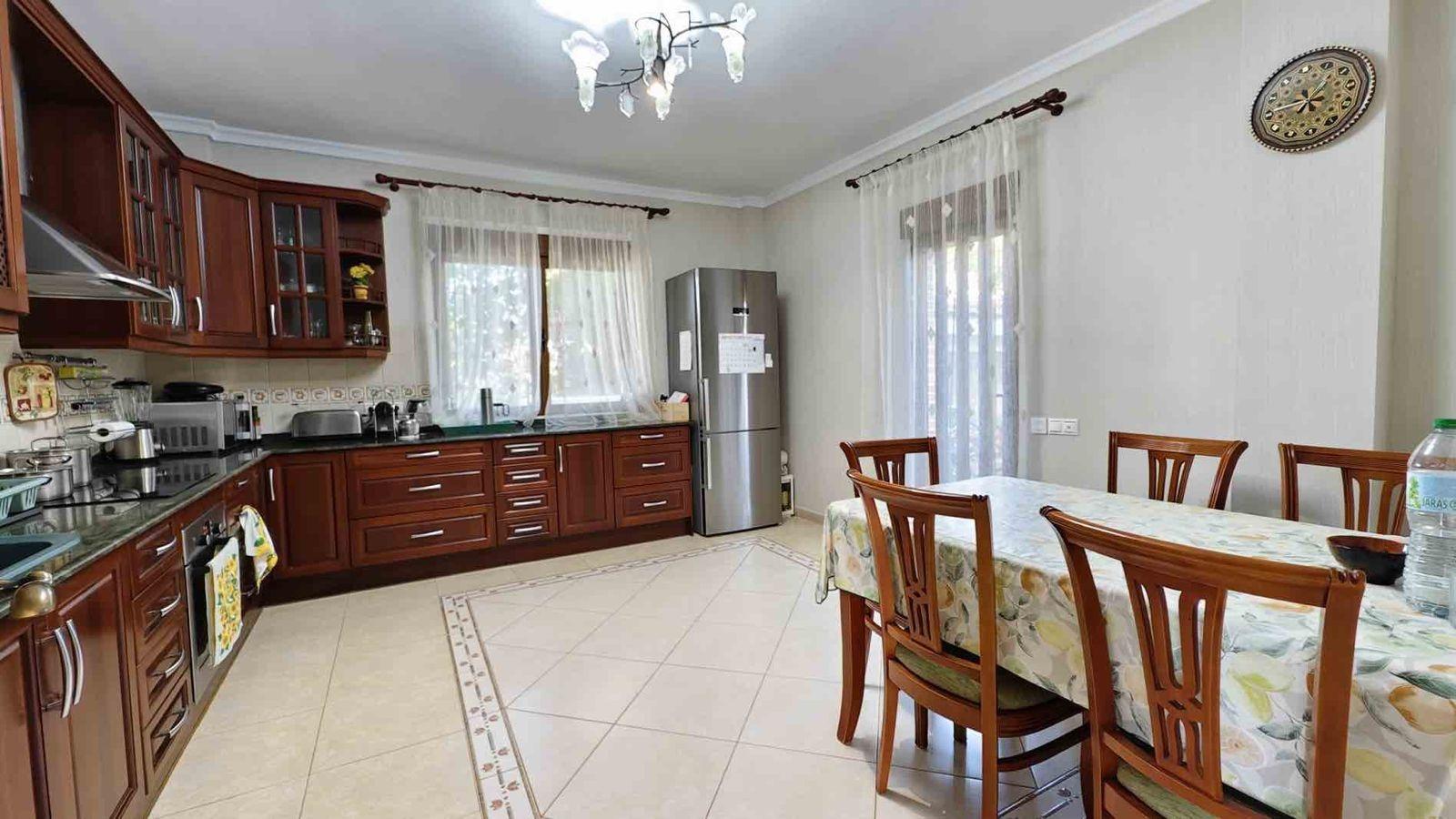 VILLA EN CIUDQUESADA. CON PISCINA PRIVADA. PARCELA 850M2. CASA 364 M2.