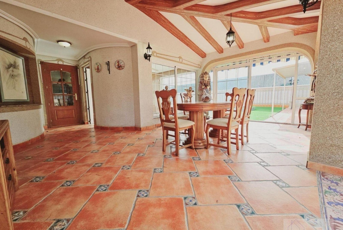VILLA EN LA SIESTA CON 800 METROS DE PARCELA. PISCINA PRIVADA. 330 M2 DE CASA.