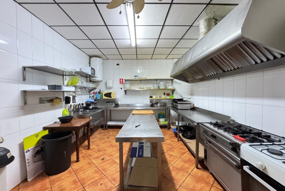 BAR EN VENTA. SE VENDE UN BAR A 500 METROS DE PLAYA DEL CURA CON 2 BAÑOS Y 150 M2 SUPERFICIE.