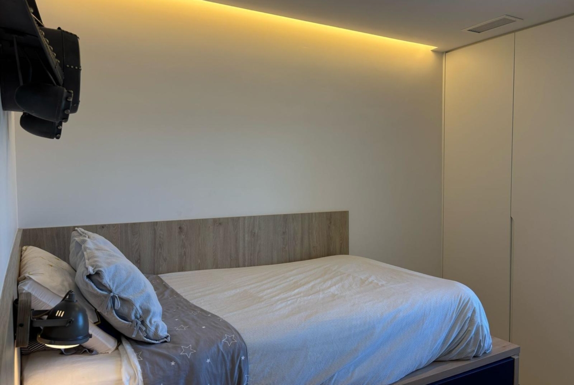 Exclusivo Chalet Pareado en Los Cisnes, Alicante: Confort y Modernidad