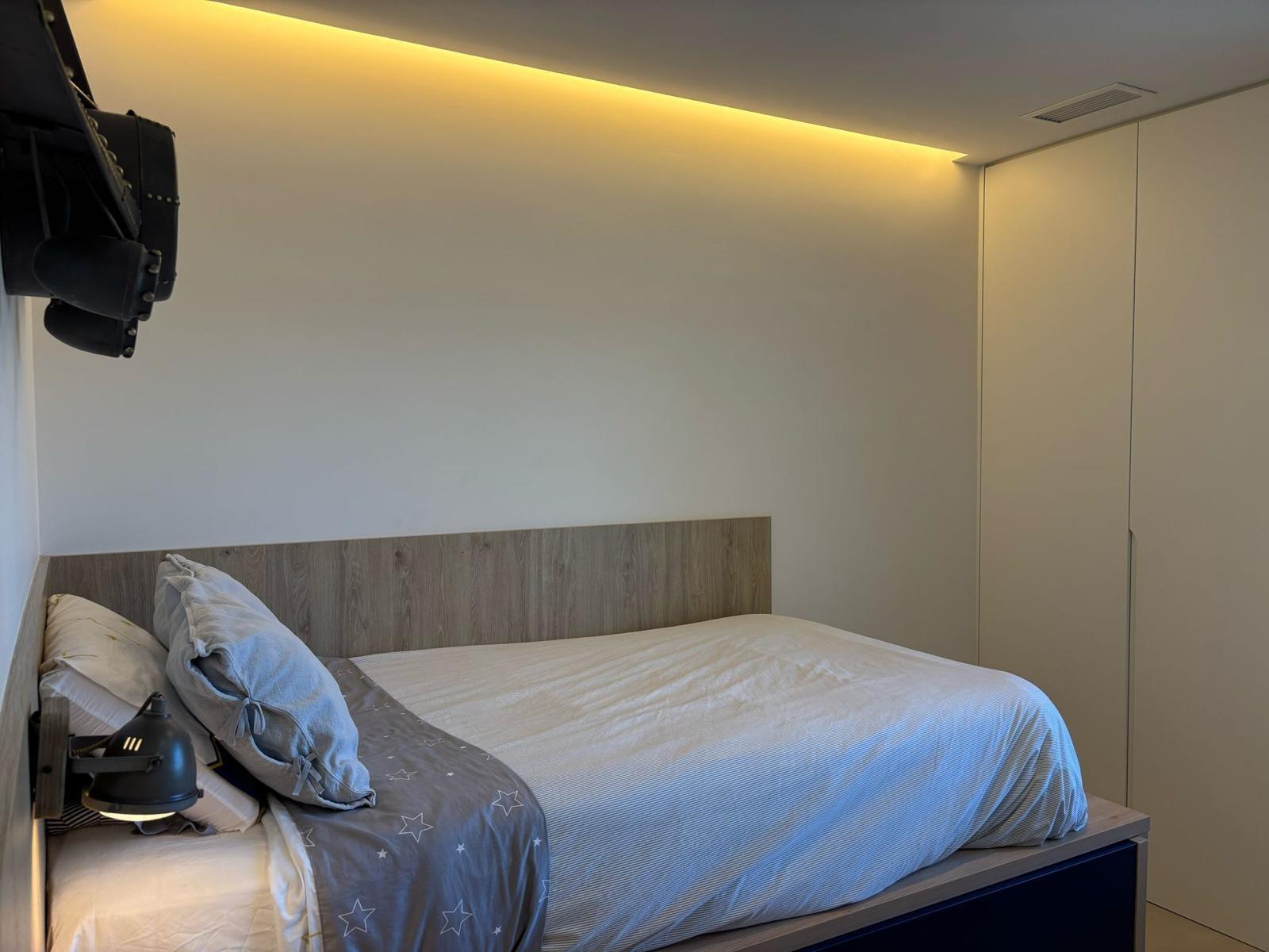 Exclusivo Chalet Pareado en Los Cisnes, Alicante: Confort y Modernidad