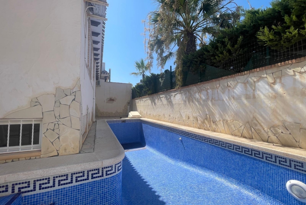 VILLA PARADA CON VISTAS AL MAR Y A 200 METROS DE PLAYA! ZONA TORRE LA MATA. 5 DRM. 3 BAÑOS. PISCINA PRIVADA.