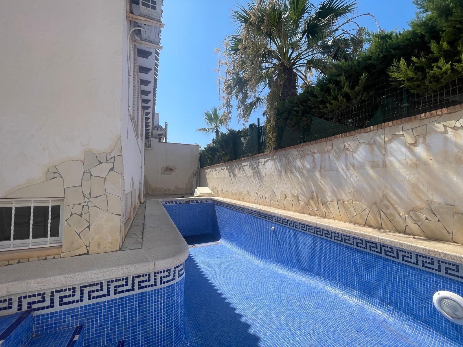 VILLA PARADA CON VISTAS AL MAR Y A 200 METROS DE PLAYA! ZONA TORRE LA MATA. 5 DRM. 3 BAÑOS. PISCINA PRIVADA.