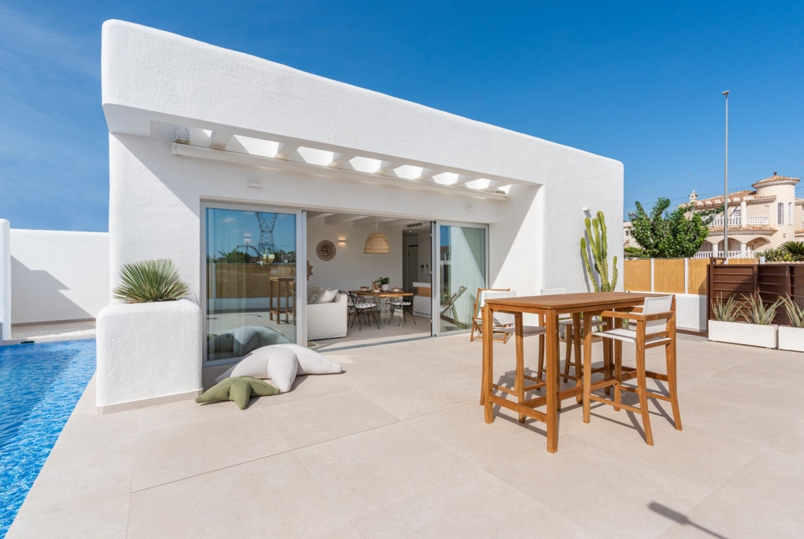 VILLA DE OBRA NUEVA EN LOS ALCÁZARES CON VISTAS AL MAR MENOR. CON PISCINA PRIVADA. 3 DORM. 2 BAÑOS. PARCELA 217 M2.