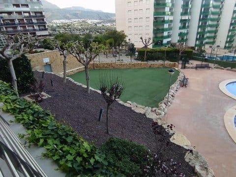 Bonito apartamento con vistas al mar y a la montaña, amueblado y equipado.