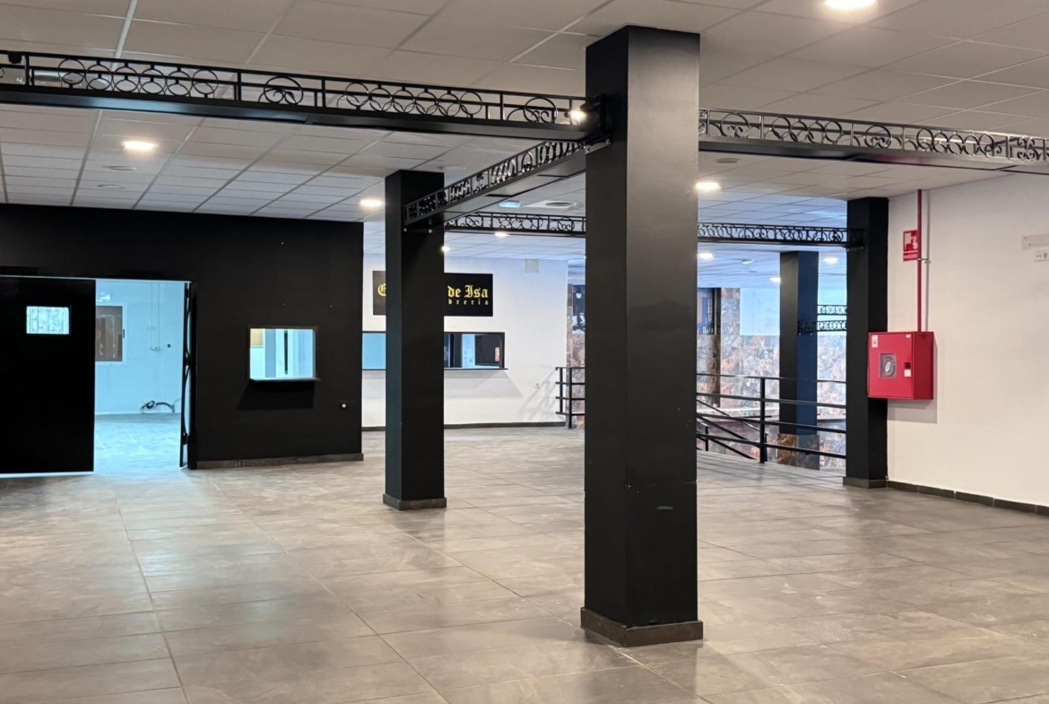 LOKALE COMERCIËLE CON SUPERFICIE DE 780 M2. SEGUNDA LINEA DE PLAYA. 70 METROS DEL MAR.
