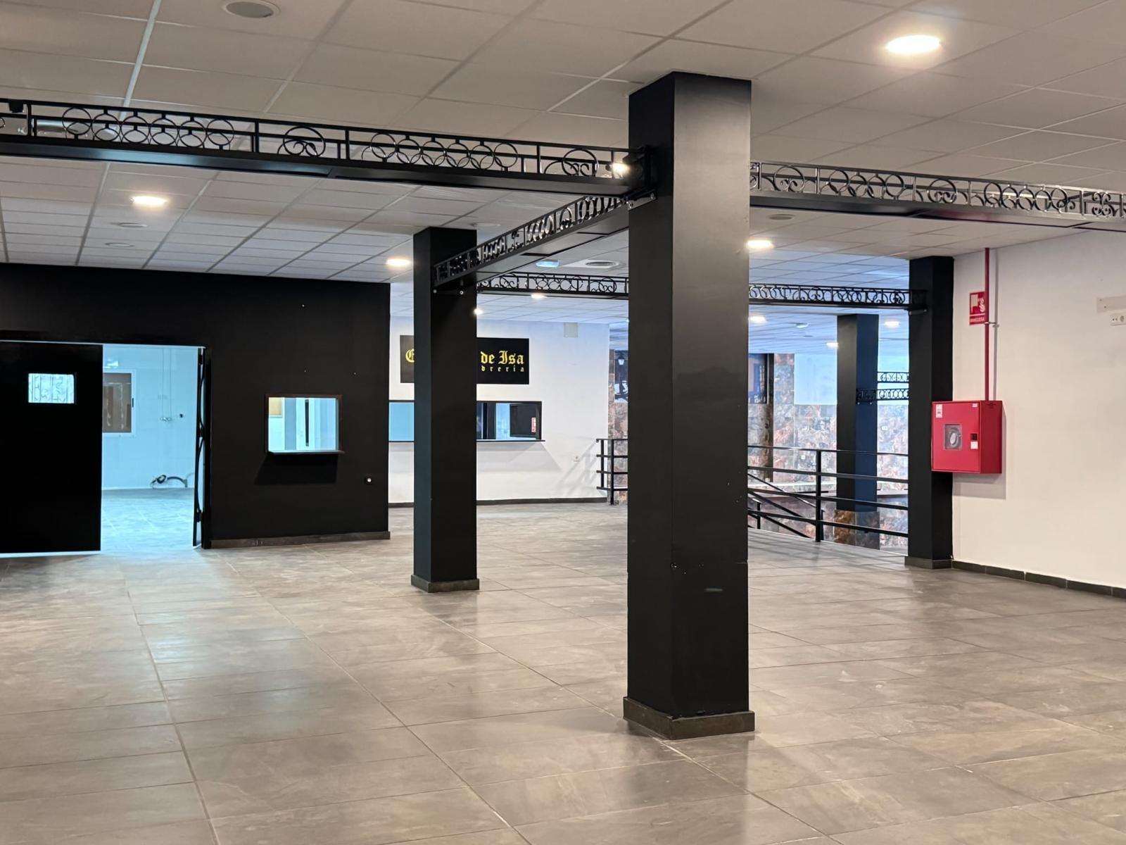 LOKALE COMERCIËLE CON SUPERFICIE DE 780 M2. SEGUNDA LINEA DE PLAYA. 70 METROS DEL MAR.
