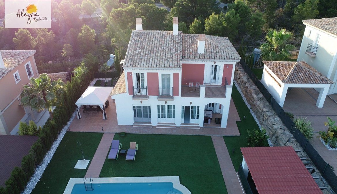 EXCELLENT VILLA IN SIERRA CORTINA FOR SALE