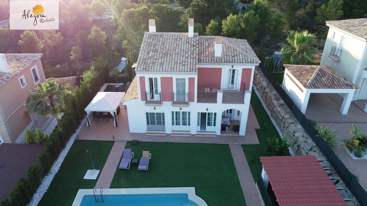 EXCELLENT VILLA IN SIERRA CORTINA FOR SALE