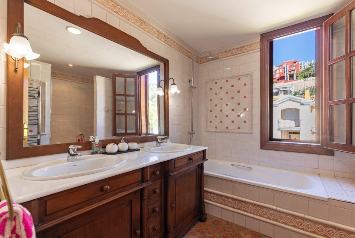 Exceptional Beachfront Villa: Luxury Steps Away from the Beach