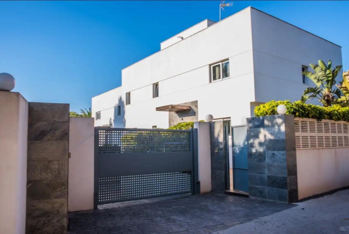 Luxury Villa in the central area of Albir