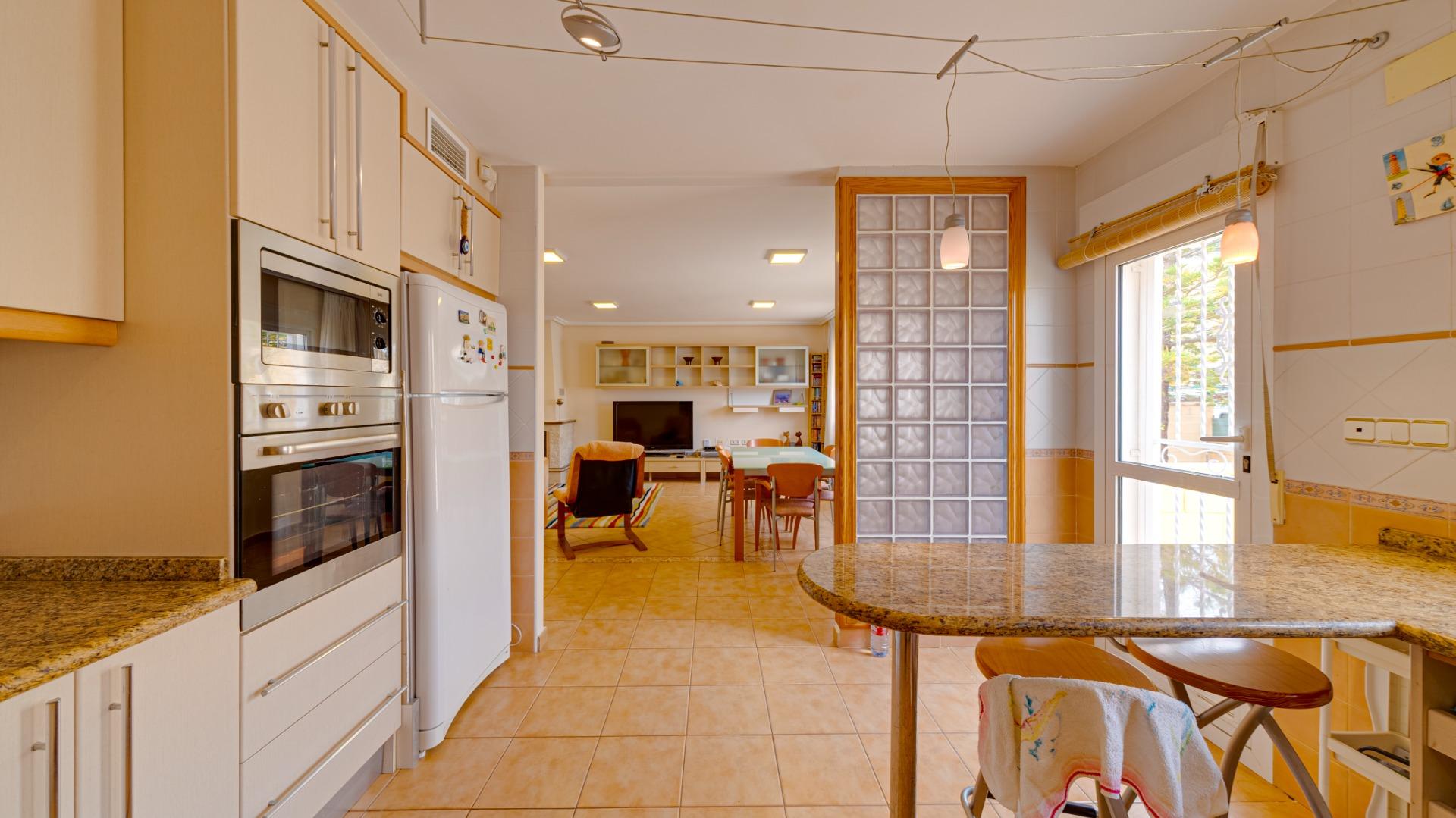 2-28-35 Large corner semi-detached house with sea views,