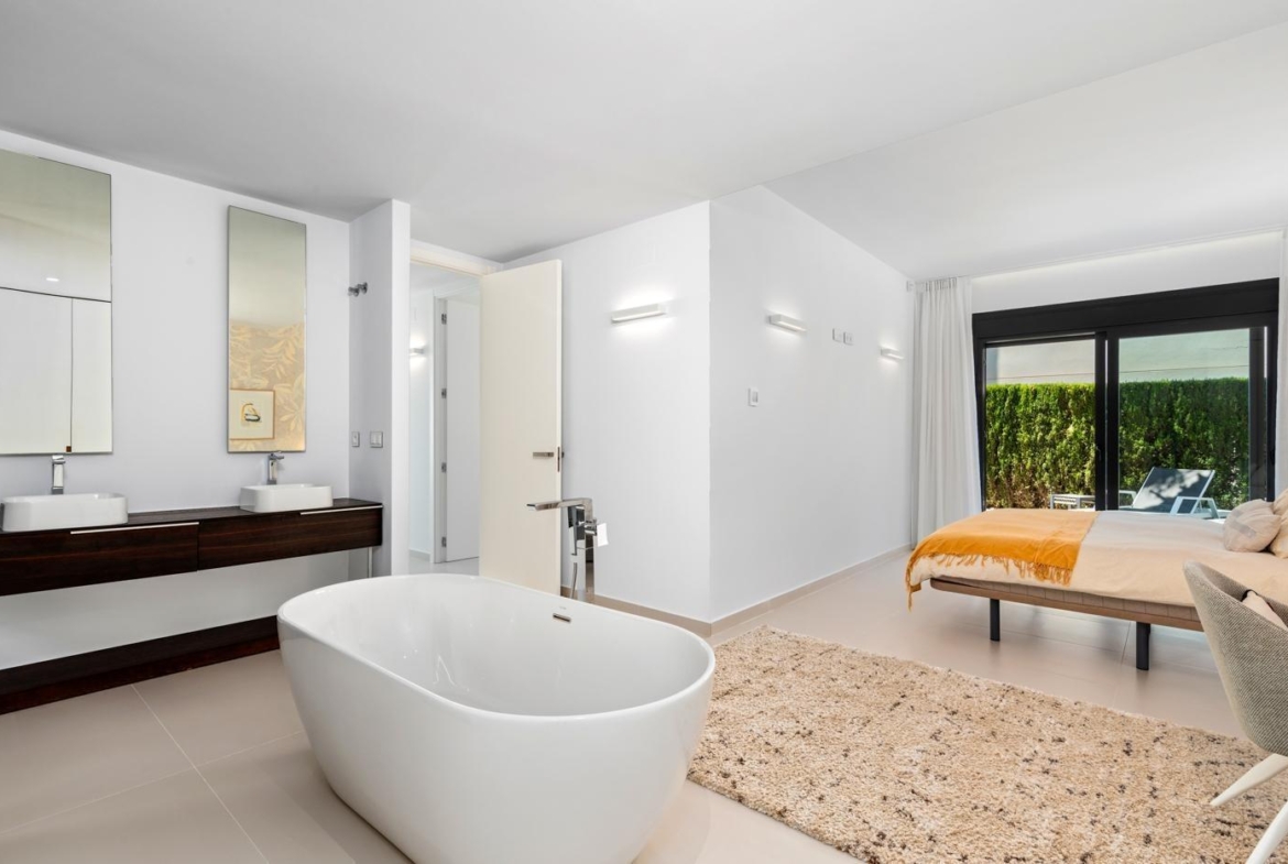 Lujosa villa de obra nueva a un paso de la playa de Campoamor !